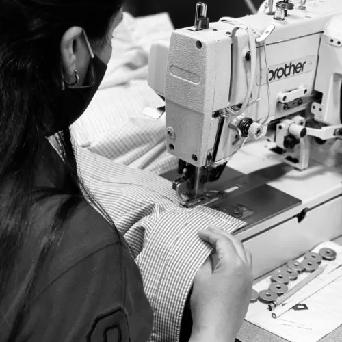 Detalle del proceso de producción de camisas